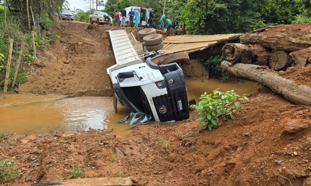 🚛 Ponte cede e caminhão da prefeitura cai em riacho na Linha 15 Norte, em Nova Brasilândia D’Oeste