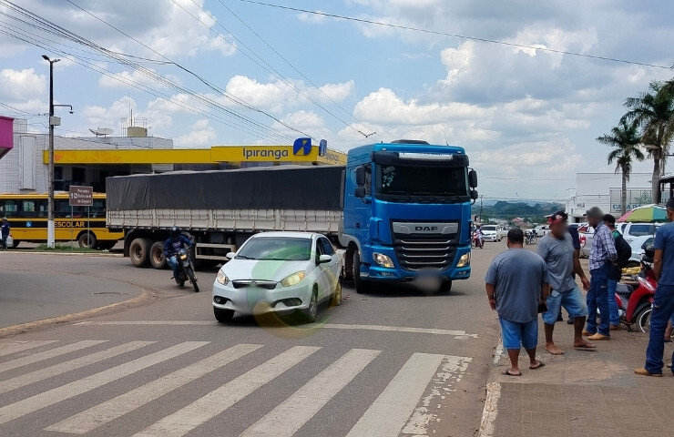 🚧 Carreta colide com Fiat Siena no Centro de Alta Floresta D’Oeste