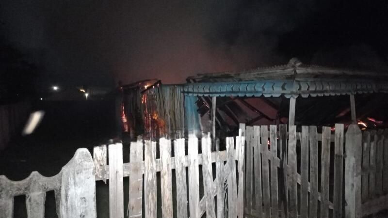 Rolim de Moura – Residência de madeira é incendiada no bairro Olímpico e há suspeita de crime