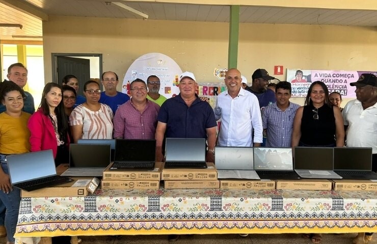 Deputado Ismael Crispin entrega notebooks e presta homenagem aos professores de Alvorada d’Oeste