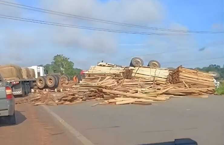 Carreta tomba na RO-010 e motorista fica ferido em Rolim de Moura