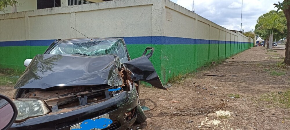 Rolim de Moura – Condutor perde controle e atinge muro de escola no centro