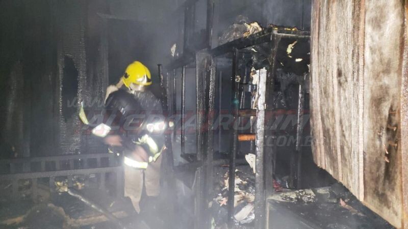 Tragédia em Rolim de Moura – Duas crianças morrem carbonizadas após casa pegar fogo