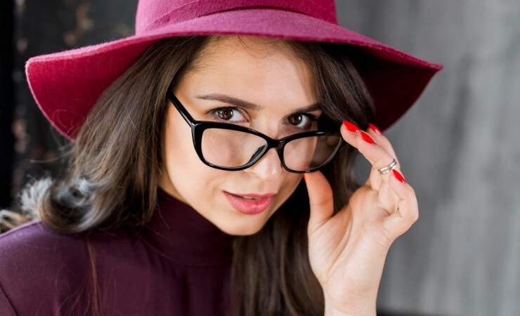 Materiais de armação mais resistentes para óculos femininos