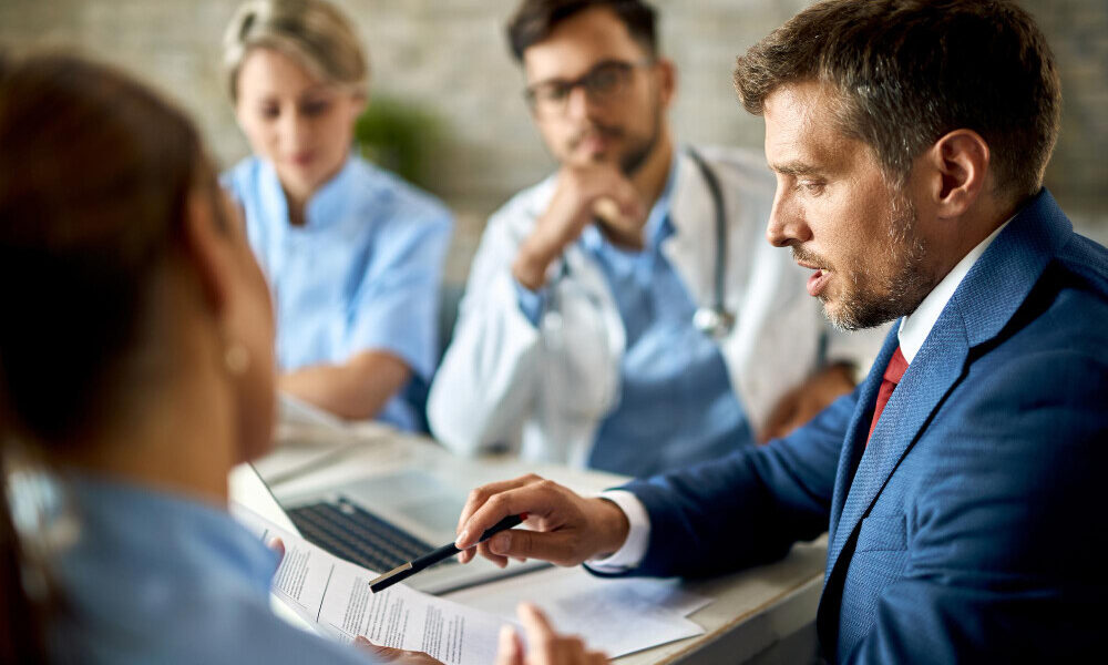 A importância do acompanhamento médico e legal no acesso a medicamentos especiais