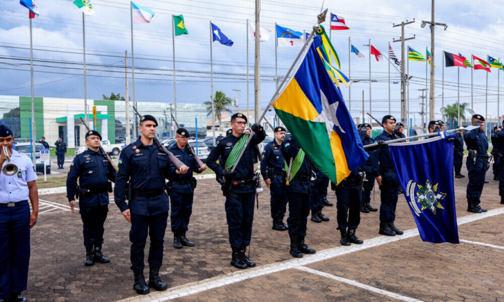 Governo de RO comemora 50 anos da Polícia Militar com formatura e entrega de medalhas