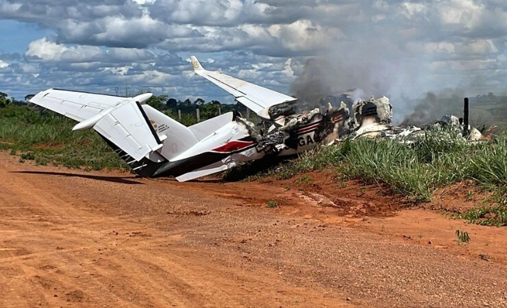 Avião com deputado Maurício Carvalho e vereador Márcio Pacele faz pouso forçado e pega fogo em Extrema