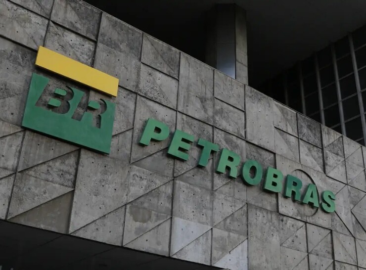 Funcionários da Petrobras entram em greve por tempo indeterminado