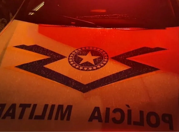 Dupla armada rouba celulares e dinheiro em farmácia no Centro de Rolim de Moura; suspeitos fugiram em moto preta