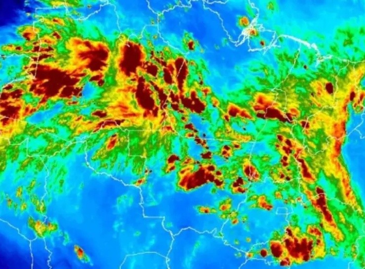 Inmet coloca 11 estados em alerta laranja de perigo para 100 mm de chuva e ventos intensos