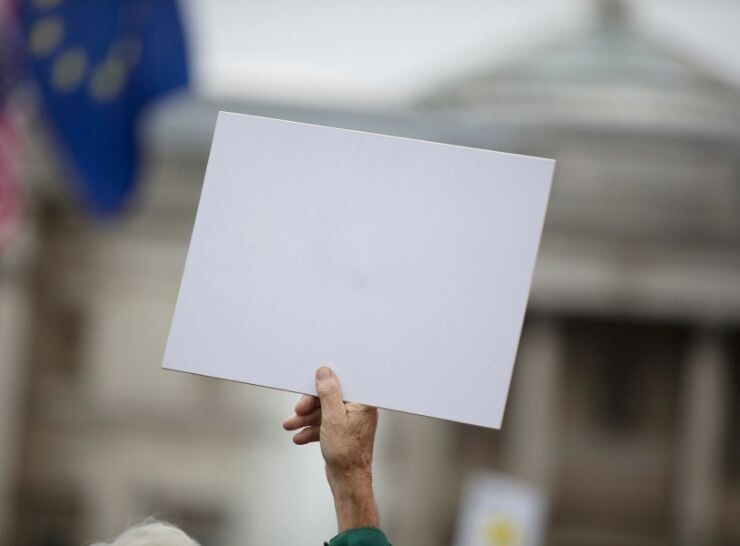 O trabalho do cartazista: como a escrita manual ainda influencia vendas no varejo