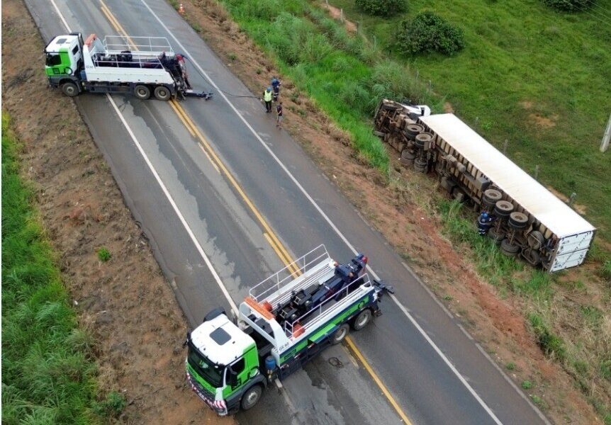 Concessionária Nova 364 realiza operação integrada após tombamento de carreta na BR-364