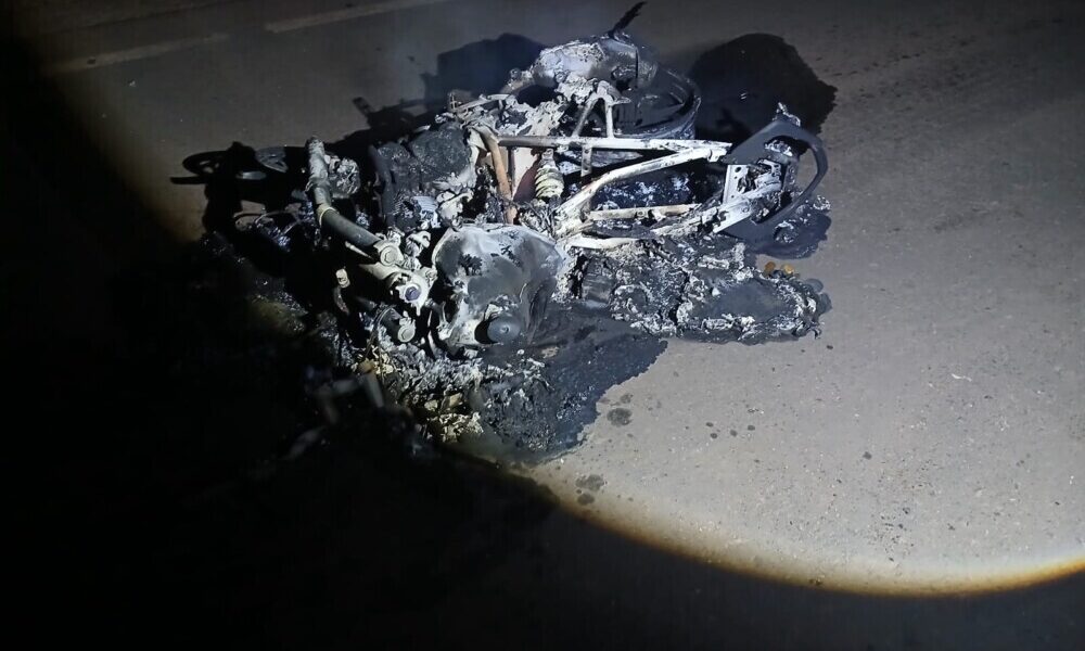 Moto pega fogo após colisão frontal com carro na RO-010, em Rolim de Moura