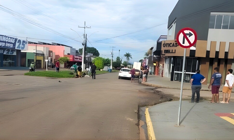 🚨 Acidente entre carro e motocicleta deixa motociclista ferido na Avenida Brasil