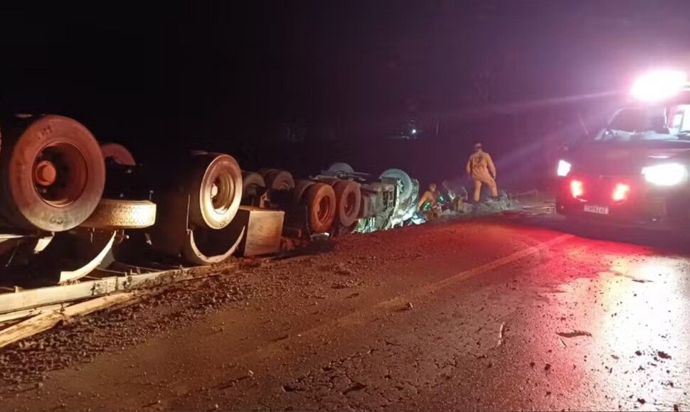 Jovem e bebê morrem após caminhão tombar na BR-364, em RO; cinco pessoas da mesma família estavam no veículo