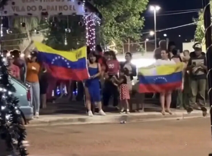 Venezuelanos realizam ato em Rolim de Moura para comemorar prisão de Nicolás Maduro