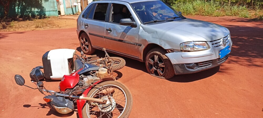 Rolim de Moura: Motociclista é socorrido após colisão com carro no Bairro Industrial