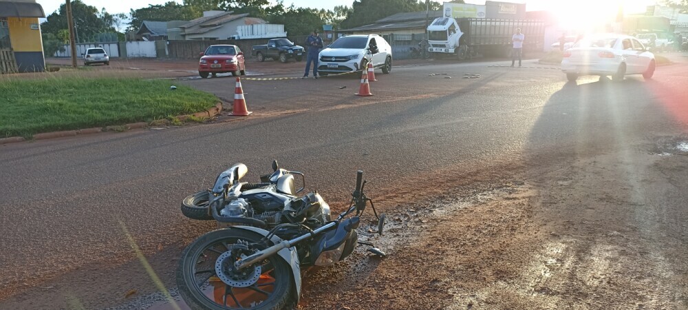 Motociclista é socorrido após colisão com carro no bairro Cidade Alta, em Rolim de Moura