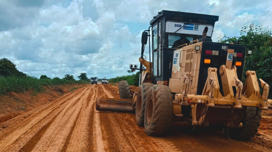 Serviço emergencial de manutenção é realizado pelo governo de RO na Rodovia-457, no Vale do Jamari