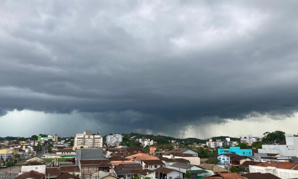 Nova frente fria já tem data para atingir o Brasil e castigar região com chuvas de até 200 mm