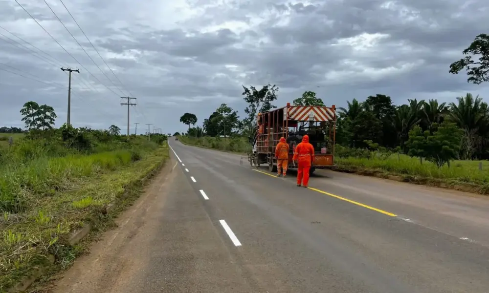 Sinalização horizontal é executada na RO-133, sentido o município do Vale do Anari