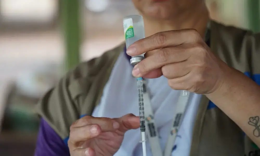 Vacina contra Mpox é ofertada de forma estratégica no SUS para grupos com maior risco de exposição