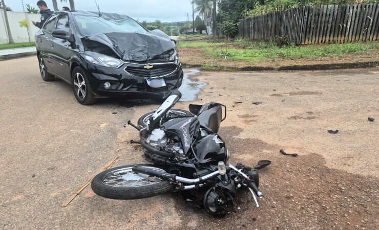 Colisão entre moto e carro é registrada na Avenida Florianópolis em Nova Brasilândia