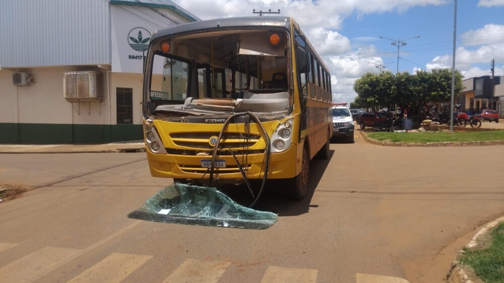 Ônibus escolar da Prefeitura de Alto Alegre dos Parecis colide na traseira de caminhão