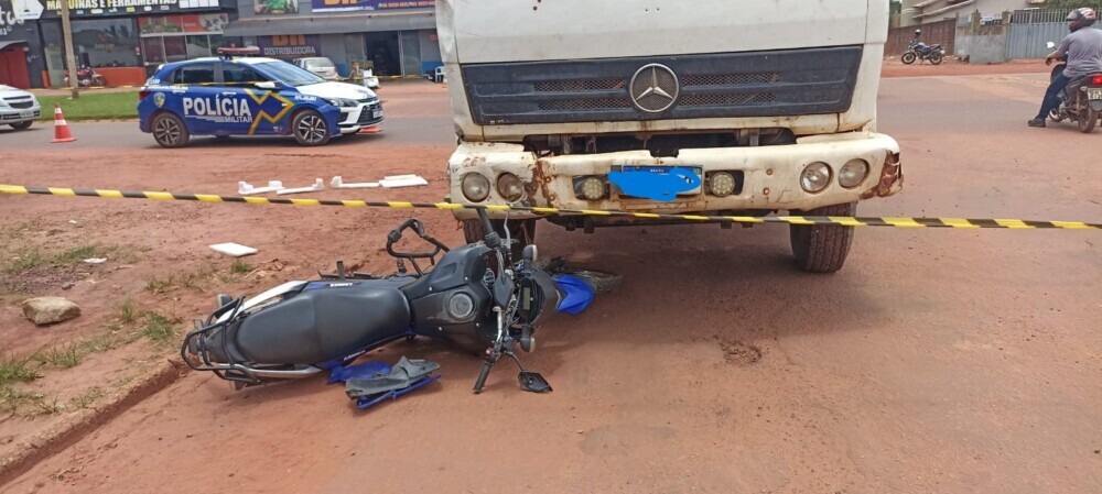 Rolim de Moura: Motociclista sofre fratura no fêmur e passageira fica ferida após colisão com caminhão