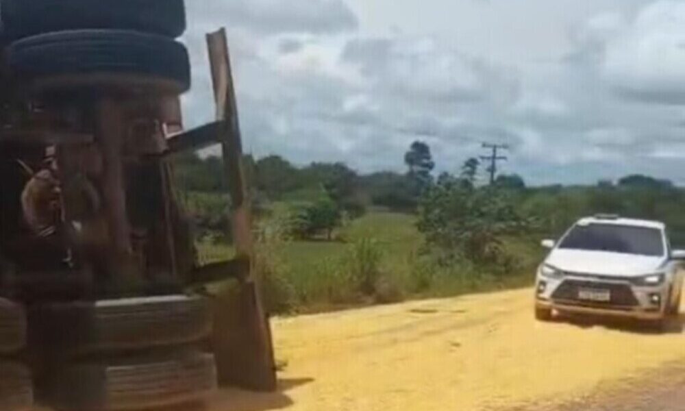 Rolim de Moura: Carreta tomba na RO-010 entre linhas 196 e 200