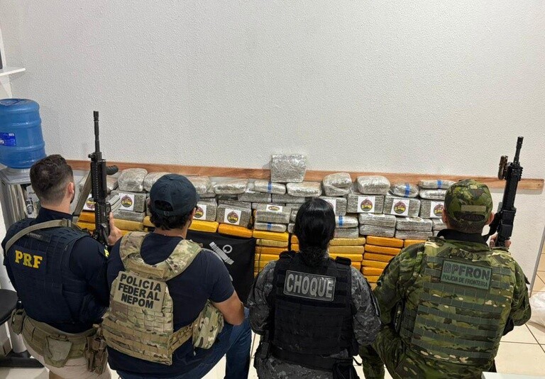 PF apreende 400 kg drogas e arma de fogo e prende suspeitos no Rio Madeira