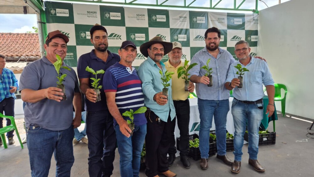 Jean Oliveira entrega 30 mil mudas de café e já soma mais de R$ 3 milhões em investimentos em Castanheiras