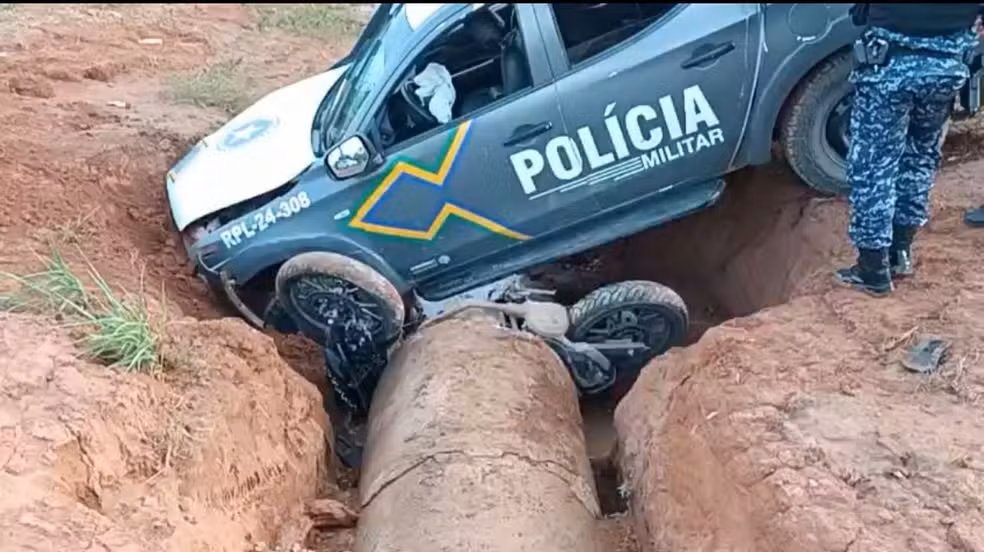 Viatura cai em vala durante perseguição em Ariquemes, RO