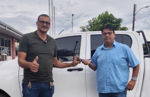 Prefeitura de Nova Brasilândia recebe caminhonete com recursos de emenda do deputado Jean Oliveira