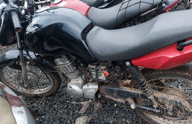 Alta Floresta – Dupla é presa com moto roubada escondida em quintal de residência