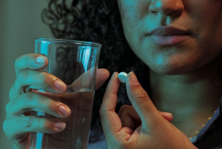 Orientações sobre automedicação e a importância do atendimento médico são evidenciadas pela Sesau