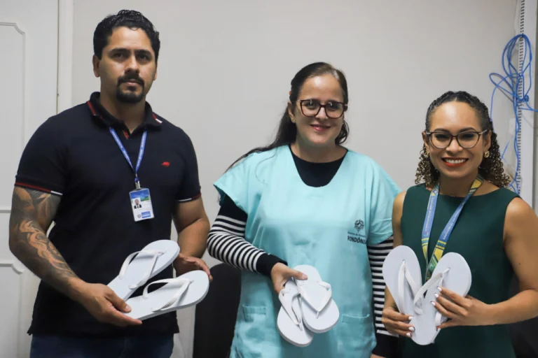 Entrega de sandálias produzidas por mão de obra reeducanda promove dignidade e solidariedade em Porto Velho