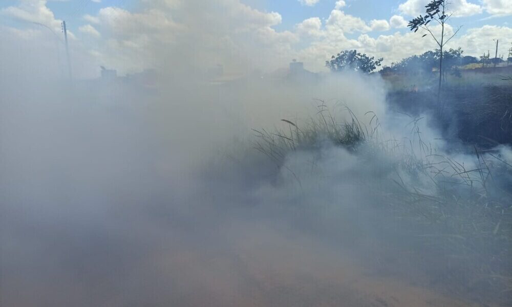 Corpo de Bombeiros combate incêndio em vegetação no loteamento Jatobá 1 em Rolim de Moura