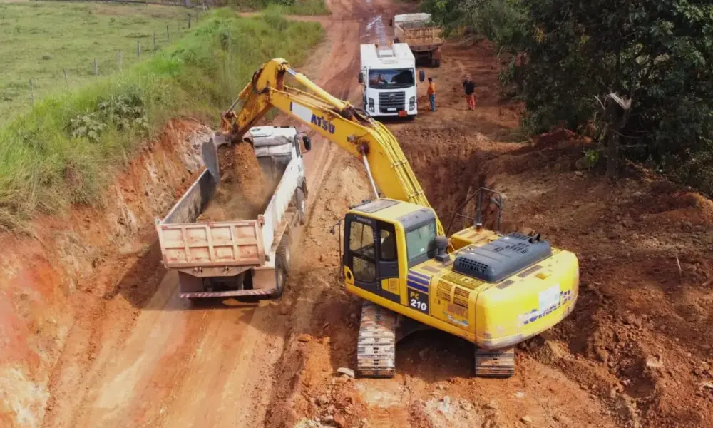 Patrolamento e encascalhamento na RO-490 reforçam escoamento da produção e segurança viária na Zona da Mata