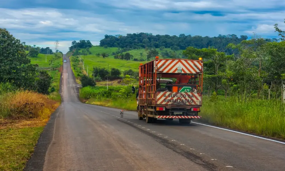 RO-135 recebe melhorias para ampliar segurança com obras de sinalização horizontal entre Alta Floresta e Vila Marcão
