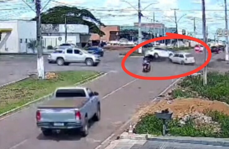 Mulher é socorrida após colisão entre dois carros no centro de Rolim de Moura