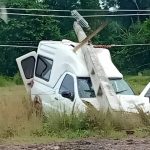 Carro perde controle na RO-383, derruba poste e motorista escapa com ferimentos leves