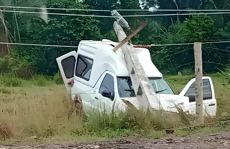 Carro perde controle na RO-383, derruba poste e motorista escapa com ferimentos leves