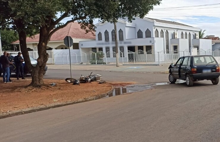 Colisão entre carro e moto mobiliza socorro no bairro Santa Felicidade