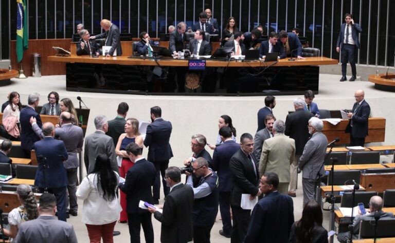 Câmara aprova projeto do governo que criminaliza aumento do preço de combustíveis sem justa causa