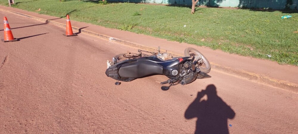 Veículo oficial do DETRAN se envolve em acidente em frente à unidade de Rolim de Moura