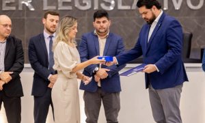 Deputado Jean Oliveira homenageia ex-vereador Roberto Moraes de Souza durante sessão solene itinerante da Alero em Vilhena