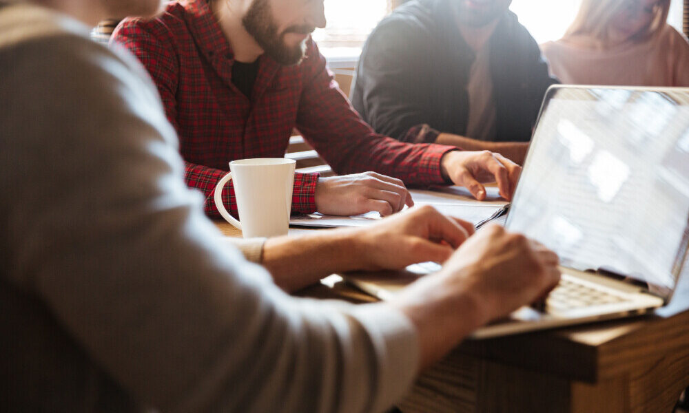 Empresas reduzem escritórios fixos e adotam coworking como alternativa mais flexível