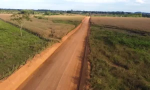 Rodovia 457 passa por manutenção completa, melhorando as condições de trafegabilidade na região do Vale do Jamari