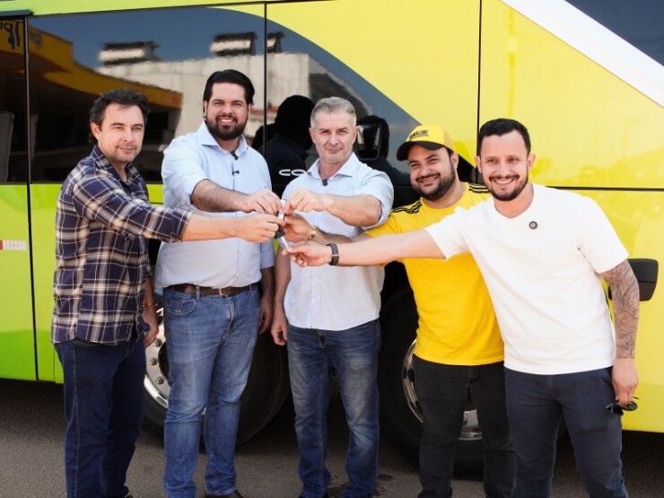 Nos 44 anos de Alta Floresta d’Oeste, Jean Oliveira entrega moderno ônibus leito para o transporte de pacientes